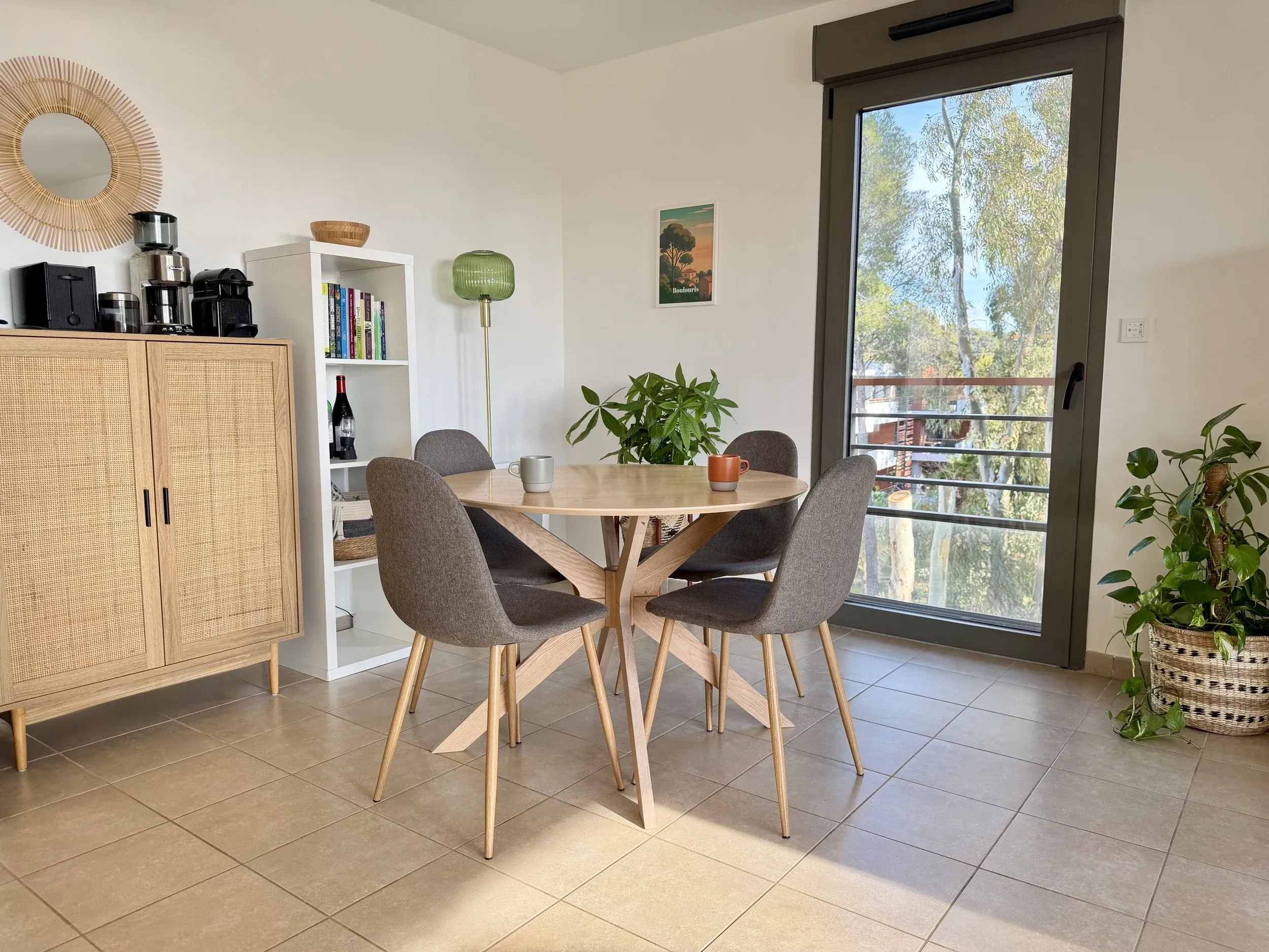 Commode en cannage près de la cuisine et de l’espace repas